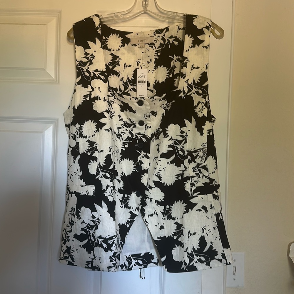 Cute black and white linen print vest with a tie in the back!